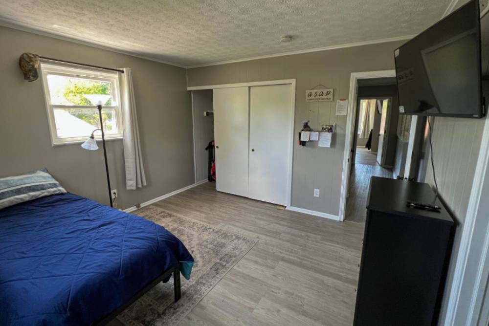 A clean and comfortable recovery room, illustrating the living space provided during Meth Addiction Treatment in Columbus OH.